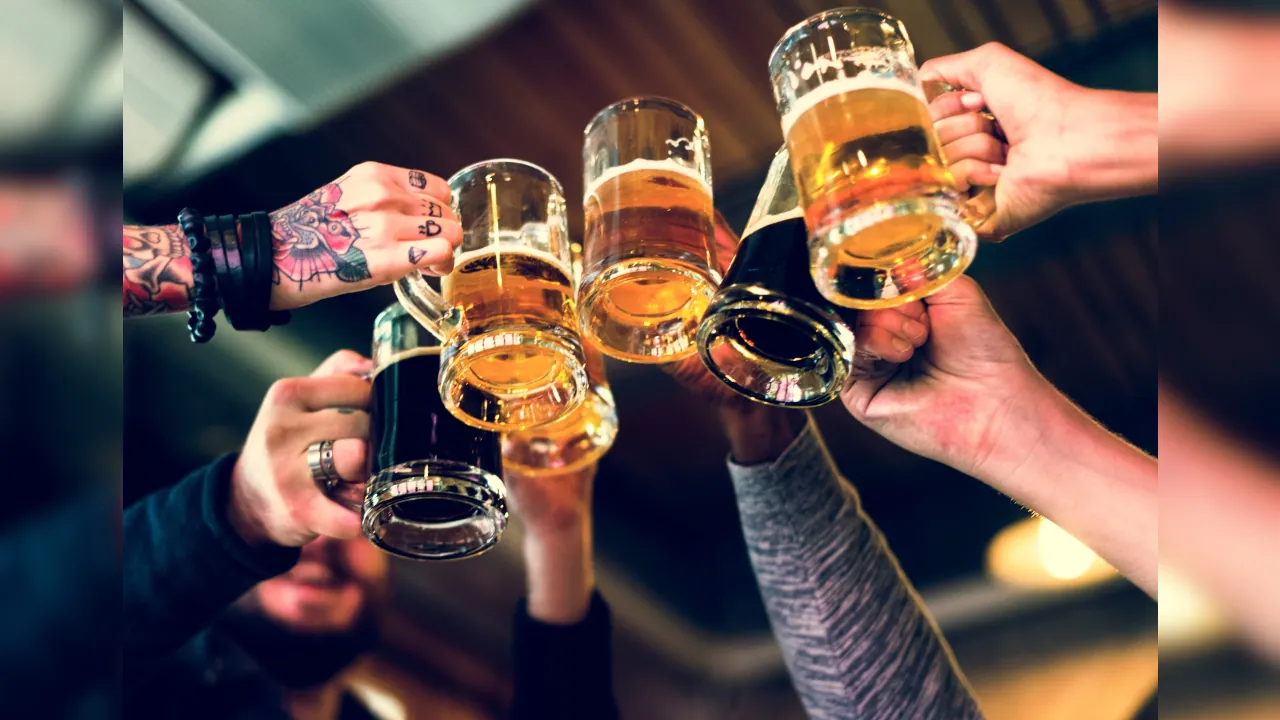 How Women Should Navigate the Drinking Culture